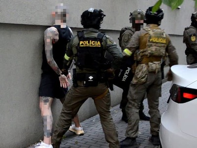 Medzinárodná policajná razia s krycím názvom Midas definitívne stopla biznis skupiny podozrivej z rozsiahlej podvodnej činnosti pri investovaní do kryptomien, ktorá operovala na území Slovenska a Česka. V putách skončilo celkovo 11 osôb, medzi ktorými je aj známy slovenský influencer vystupujúci pod prezývkou Tisci. Skupina mala prostredníctvom pofidérnych platforiem vylákať od viac ako tisícky dôverčivých investorov milióny eur.
