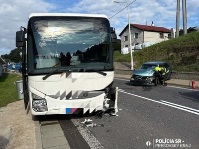 V obci Ždiar, okres Poprad, sa vo štvrtok ráno zrazil autobus s osobným autom. Krajské riaditeľstvo Policajného zboru v Prešove na sociálnej sieti informovalo, že cesta I/66 je z dôvodu kolízie aktuálne neprejazdná. Na mieste zasahujú všetky záchranné zložky a dopravu riadi polícia.