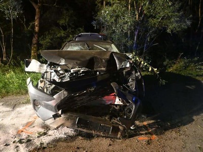 Vážna dopravná nehoda sa stala v sobotu (8. 8.) v obci Olešná (okres Čadca), kde havaroval 16-ročný mladík bez vodičského oprávnenia. Jeden z jeho piatich spolujazdcov utrpel ťažké zranenia. Na sociálnej sieti o tom v pondelok informovala žilinská krajská polícia.