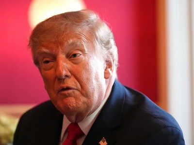 BRATISLAVA – Cena nafty na Slovensku už vystúpila na historické maximum a ďalšia rana môže prísť spoza Atlantiku. Americký prezident Donald Trump podporil myšlienku obmedziť vývoz nafty zo Spojených štátov. Ak by Washington takýto krok skutočne zaviedol, pocítila by ho Európa a nepriamo aj Slovensko. Bezprostredný nedostatok paliva na našich čerpacích staniciach zatiaľ nehrozí, tlak na ďalší rast cien by však mohol zosilnieť.