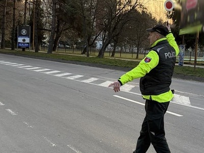 Vstup do obce Dedinky pri vodnej nádrži Palcmanská maša je pre ďalšie vozidlá uzavretý. Na sociálnej sieti o tom informovalo Krajské riaditeľstvo Policajného zboru v Košiciach. Dôvodom je aktuálna dopravná situácia v lokalite.