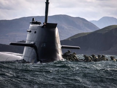 LONDÝN – Nezvyčajná situácia v britskom Kráľovskom námorníctve vyvolala pozornosť vojenských odborníkov aj spojencov v NATO. Na mori sa totiž súčasne nachádzajú tri zo štyroch strategických ponoriek triedy Vanguard, ktoré tvoria základ britského jadrového odstrašovania. Podľa britských médií ide o mimoriadne zriedkavý súbeh, aký sa neobjavil viac ako päť rokov. V rovnakom čase Londýn upozornil na vysoké riziko náhlej eskalácie konfliktu na Blízkom východe a možné ďalšie útoky. Britské ministerstvo obrany však nepotvrdilo, že by nasadenie ponoriek súviselo s bezprostrednou vojenskou hrozbou.