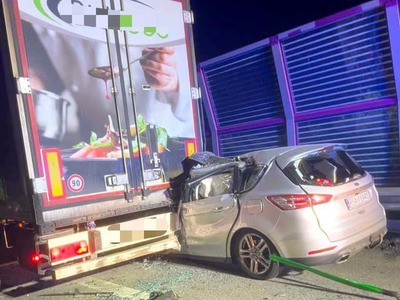 Utorkový večer na východnom Slovensku poznačila obrovská tragédia. Na diaľnici D1 došlo v nočných hodinách k fatálnej dopravnej nehode, pri ktorej vyhasol život mladého človeka. Kolízia skončila okamžitou smrťou vodiča osobného auta, ktorý z doposiaľ neznámych príčin narazil do pred ním idúceho nákladného vozidla.