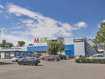 Slovenskí zákazníci si po viac ako dvoch dekádach budú musieť zvykať na výraznú zmenu. Tradičná sieť nákupných centier OC Max totiž postupne mení svoju identitu. Štyri obľúbené obchodné domy prechádzajú pod značku rakúskeho investora Supernova. Prechod prináša okrem nového loga a názvu aj modernizáciu priestorov, pričom značka Max naďalej zostane zachovaná už len v dvoch mestách.