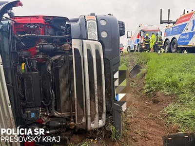 Dopravu na východe Slovenska ochromila v pondelok dopoludnia ťažká dopravná nehoda. Z dôvodu vyťahovania kamióna bude dočasne uzavretá cesta I/68 pri Kyjove v okrese Stará Ľubovňa.