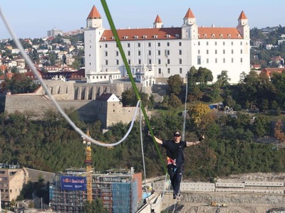BRATISLAVA – Vo výške približne 100 metrov nad Bratislavou v piatok balansoval estónsky slackliner Jaan Roose. Po úzkom popruhu natiahnutom medzi vyhliadkovou vežou UFO a Bratislavským hradom sa pokúšal počas 12 hodín prejsť čo najväčšiu vzdialenosť a stanoviť nový rekord. To sa mu nakoniec podarilo. O udalosti informovala Andrea Zererová zo spoločnosti Red Bull Slovensko.