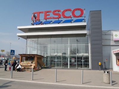 Obchodný reťazec Tesco informuje o stiahnutí obľúbenej dojčenskej vody Lucka z predaja. Zákazníkom vracajú peniaze.