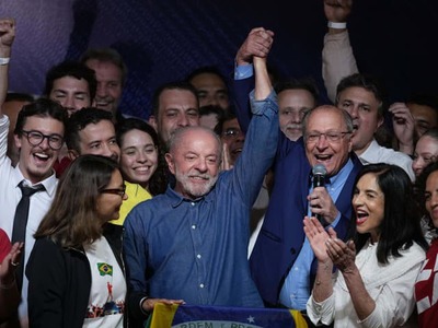 V nedeľňajšom druhom kole prezidentských volieb v Brazílii zvíťazil úradujúci ľavicový prezident Luiz Inácio Lula da Silva, oznámil v noci na pondelok volebný úrad juhoamerickej krajiny. Tesnou porážkou pravicového senátora Flávia Bolsonara si Lula zabezpečil štvrté funkčné obdobie, informujú o tom agentúry Reuters a AFP.