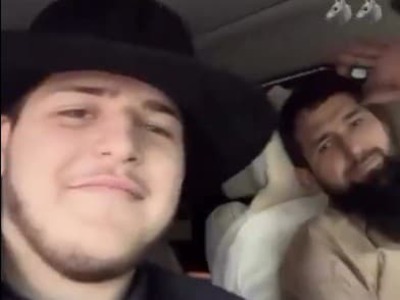 GROZNYJ – Syn čečenského vládcu Ramzana Kadyrova sa vyše pol roka neukázal. Bol na to pádny dôvod. Začiatkom tohto roka spôsobil totiž Adam Kadyrov smrteľnú dopravnú nehodu, z ktorej sám nevyviazol bez ujmy. Na najnovšom videu už šoféruje celý vysmiaty.