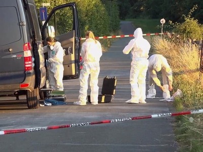V nemeckom Hünfeldene došlo k mimoriadne brutálnej rodinnej tragédii. Počas hádky mal 45‑ročný muž napadnúť svoju 76‑ročnú matku a zapáliť ju, pričom žena zomrela na mieste. Ťažko zranená skončila aj 103‑ročná stará mama, ktorá bola pri útoku prítomná.
