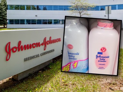 Farmaceutický gigant Johnson &amp; Johnson (J&amp;J) sa snaží uzavrieť jednu z najväčších právnych kríz posledných rokov. Firma ponúkla 5,5 miliardy dolárov na urovnanie desaťtisícov žalôb, podľa ktorých jej detský púder s mastencom spôsoboval rakovinu. Kým v USA smeruje spor k dohode, v Británii sa rozbieha rekordný proces, ktorý môže spoločnosti otvoriť ďalšiu bolestivú kapitolu.