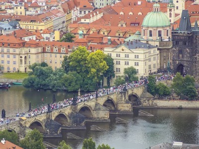 Piatkový večer v centre českej metropoly sa pre jedného z návštevníkov zmenil na boj o život. Z ikonického Karlovho mosta spadol priamo do Vltavy iba 21-ročný mladík.