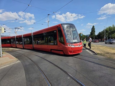 Na Tomášikovej ulici v Bratislave v blízkosti železničnej stanice Nové Mesto sa vykoľajila električka. Zasahuje cez dva jazdné pruhy. K zraneniu osôb nedošlo. Polícia Bratislavského kraja o tom informovala na sociálnej sieti.