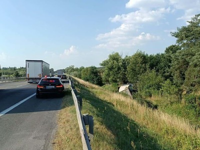 Na diaľnici D2 na úrovni obce Sekule v okrese Senica došlo v pondelok podvečer k dopravnej nehode, pri ktorej zahynul vodič nákladného vozidla. Doprava na diaľnici je obmedzená. Odklon premávky bude vykonaný na nevyhnutne potrebný čas približne 30 minút v smere na Malacky, následne po ceste I/2 smer Kúty a naspäť na diaľnicu. Bratislavská polícia o tom informovala na sociálnej sieti.