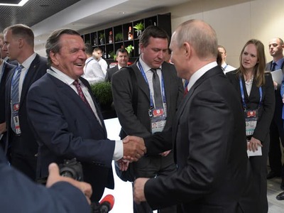 Nemecký kancelár Friedrich Merz je hlboko pobúrený tým, že bývalý kancelár Gerhard Schröder sa zúčastnil na oslave 74. narodenín ruského prezidenta Vladimira Putina v Moskve. V piatok to uviedol hovorca nemeckej vlády Steffen Meyer. Schröder za svoju návštevu čelí ostrej kritike viacerých nemeckých politikov, niektorí predstavitelia jeho niekdajšej strany, Sociálnodemokratickej strany Nemecka (SPD), sa ho však zastali, informovala agentúra DPA.