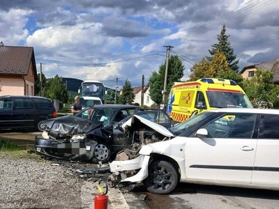 V okrese Vranov nad Topľou došlo v nedeľu popoludní k dopravnej nehode dvoch osobných áut. Po čelnej zrážke museli na miesto vyraziť záchranné zložky, vodiči sa musia pripraviť aj na dopravné obmedzenia.