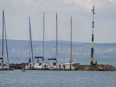 Najväčšie jazero strednej Európy, Balaton, ktoré každé leto priťahuje tisíce rodín z celej Európy, sa tento rok ocitlo v problémoch. „Maďarské more“ je známe svojou plytkosťou, no aktuálny stav prekvapil aj domácich odborníkov. Pretrvávajúce sucho a nedostatok zrážok spôsobili, že hladina klesla na jednu z najnižších hodnôt za posledné roky. Tá odkryla tajomný útvar.