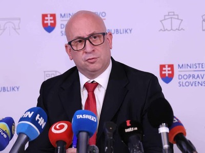 Obchvat Ružomberka plánujú otvoriť v prvej polovici októbra. Minister dopravy Jozef Ráž (nominant Smeru-SD) to uviedol v pondelok vo videu na sociálnej sieti s tým, že diaľničný úsek D1 Hubová - Ivachnová je už prakticky hotový, zostáva dorobiť posledné detaily a dotiahnuť „papiere“.
