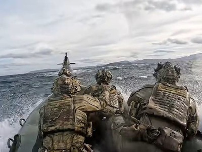 LONDÝN – Zábery z vojenského cvičenia v severnom Atlantiku pripomínajú scénu z akčného filmu. Britské špeciálne jednotky na rozbúrenom mori predviedli neobvyklý manéver s člnom na nemeckej ponorke, ktorý bol súčasťou rozsiahlej operácie spojeneckých síl.