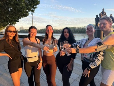 Drinky, divoká diskotéka, žúry do rána. Aj takto vyzerali pred rokmi víkendové večery mnohých mladých ľudí. Dnes je všetko inak. Mladí trávia čas na festivaloch, marketoch, skupinových cvičeniach či komunitných behoch. A nové priateľstvá nadväzujú v run kluboch či na techno eventoch.