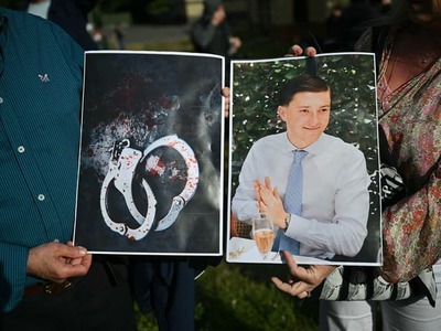 Smrť 18-ročného Henryho Nowaka vyvolala v Británii vlnu pobúrenia. Policajti po príchode na miesto útoku považovali za obeť údajného útočníka, zatiaľ čo dobodaného mladíka zadržali. Krátko nato zomrel.