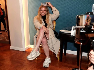 PEZINOK – Americká influencerka Gwen McMullen, ktorú celé Slovensko spoznalo vďaka jej šokujúcej a priam neuveriteľnej podobe s premiérom Robertom Ficom, konečne dorazila do našej krajiny. Nám sa ju podarilo vypátrať! Bude spať v tejto izbe a dopraje si skutočný slovenský luxus so všetkým čo k tomu patrí. Na influencerku už na izbe dokonca čaká vyleštená koruna.
