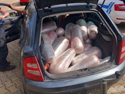 OLOMOUC – Viac ako 600 kilogramov kebabu prepravovali bez potrebného chladenia. Českí colníci počas dvoch kontrol odhalili dve zásielky mäsa, ktoré putovali v nevyhovujúcich podmienkach. V jednom prípade bolo v aute 315 kilogramov kebabu a vonkajšia teplota dosahovala až 34 stupňov Celzia.