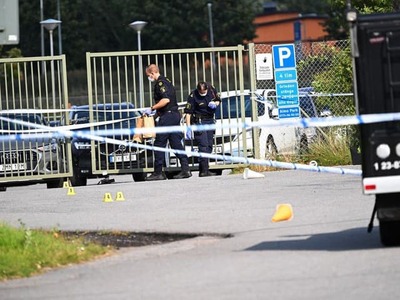 Niekoľko ľudí utrpelo v piatok zranenia pri útoku mečom na strednej škole v švédskej obci Fagersta. Polícia útočníka postrelila do nohy a zadržala. S odvolaním sa na vyhlásenie obce o tom informovala agentúra AFP. Podľa švédskych médií sú zranené najmenej dve osoby.