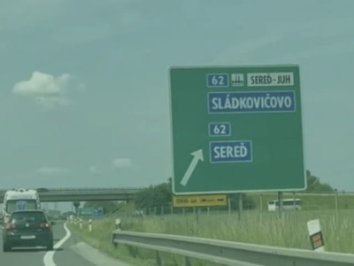 Ministerstvo dopravy SR upozorňuje vodičov, že od pondelka 3. augusta bude úsek rýchlostnej cesty R1 pri Seredi opäť spoplatnený. Na jeho využívanie bude potrebná platná diaľničná známka.