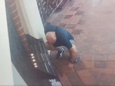 Absolútna bezočivosť a neúcta k posvätnému miestu šokovala veriacich v poľskom Štetíne. Priamo počas nedeľnej bohoslužby sa zatiaľ neznámy páchateľ vkradol do kostolnej pokladničky. Aj keď si odniesol len zopár drobných, pri čine zničil bezpečnostný systém a spôsobil škody. Netušil však, že jeho vyčíňanie detailne zaznamenala farná bezpečnostná kamera.