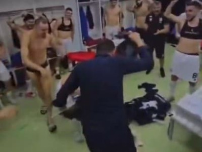 Albánsky futbalový celok Dinamo City naďalej bojuje o postup do tohtoročnej edície Európskej ligy. Po vyradení lotyšského celku prepukli v šatni veľké oslavy, pričom tréner klubu sa postaral o veľmi bizarný okamih. Zaznamenali to aj na videu, ktoré sa stalo na sociálnych sieťach virálnym.