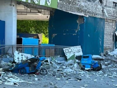 Najmenej osem mŕtvych a viac ako 200 zranených si vyžiadalo zemetrasenie o sile 7,8 stupňa, ktoré v noci na dnešok SELČ zasiahlo filipínsky ostrov Mindanao. Otrasy poškodili množstvo budov a kľúčový most v meste General Santos. Zemetrasenie vyvolalo meter vysokú vlnu cunami, ktorá zasiahla okolité pobrežie, informovala agentúra AP s odvolaním sa na filipínske úrady.