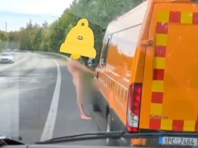 TACHOV – Pracovné dodávky cestárov zrejme skrývajú pôvab, ktorý bežný človek nedokáže oceniť. Presvedčili sa o tom pracovníci údržby ciest na Tachovsku, keď sa po prestávke vracali k svojmu autu. Pri dodávke ich čakal úplne nahý 21-ročný mladík, ktorý sa pevne držal kľučky a predvádzal pohyby, pri ktorých bolo ťažké hovoriť iba o záujme o automobilovú techniku.