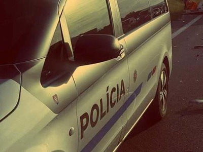 V sobotu skoro ráno došlo na diaľnici D2 v smere do Českej republiky k tragickej dopravnej nehode. Vodič osobného automobilu Audi narazil do zadnej časti návesu nákladného vozidla, nehodu neprežil. Informovala o tom bratislavská krajská policajná hovorkyňa Martina Šemetková.