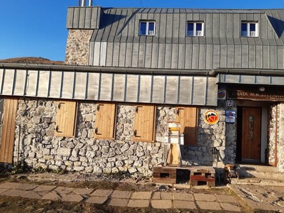 Valné zhromaždenie Klubu slovenských turistov (KST) rozhodlo o ukončení nájomnej zmluvy Chaty Milana Rastislava Štefánika pod Ďumbierom v Nízkych Tatrách terajšiemu nájomcovi chaty Igorovi Fabriciusovi. Podľa predsedu KST Petra Šveca bolo dôvodom rokovania o zmluve jej porušenie nájomcom. Chata aj s pozemkom, na ktorom stojí, je vo výlučnom vlastníctve KST. Odvolaný chatár mu posiela drsný odkaz.