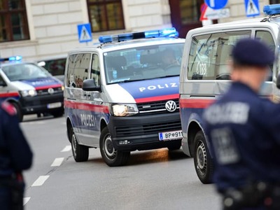 Dolnorakúska polícia zadržala štyri mladé Rakúšanky podozrivé z prepadnutia obchodu v juhomoravskej Břeclavi. Oznámila to v utorok ráno s tým, že dve zo zadržaných sú maloleté. Informuje o tom agentúra APA.