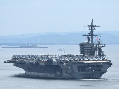 Na palube gigantickej americkej lietadlovej lode USS Abraham Lincoln zúri hlboká kríza duševného zdravia. Nasadenie viac ako 5-tisíc námorníkov a príslušníkov námornej pechoty v súvislosti s konfliktom s Iránom sa kvôli vojenskému konfliktu opakovane predlžuje, pričom na plavidle panujú neľudské životné podmienky. Najnovšie správy hovoria o zúfalých pokusoch vojakov o skok cez palubu.