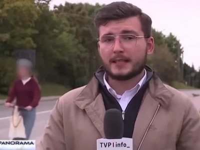 KOŚCIERZYNA – Poľský televízny štáb prišiel nakrúcať reportáž o tragickej smrti malého chlapca. Priamo počas živého vstupu sa však za chrbtom reportéra odohrala ďalšia nehoda. Auto zrazilo 14-ročné dievča na elektrickej kolobežke, ktoré po náraze skončilo na čelnom skle a preletelo cez strechu vozidla. Celú scénu zachytila televízna kamera.