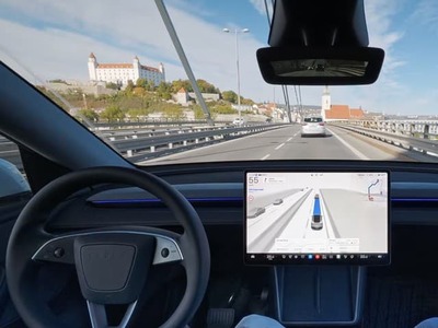 BRATISLAVA – Prichádza historická revolúcia na slovenských cestách! Ministerstvo dopravy SR oficiálne uznalo predbežné typové schválenie pre pokrokový systém čiastočne automatizovaného riadenia Tesla FSD (Supervised). Slovensko sa tak stalo len jednou z mála európskych krajín, ktoré tento systém pustili do reálnej premávky. Neznamená to však, že autá môžu jazdiť úplne samostatne. Vodič musí naďalej sledovať premávku a byť pripravený okamžite prevziať riadenie.