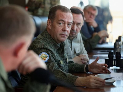 Moskva otvorene naznačuje, že si vytvára právny základ na použitie armády aj mimo svojho územia. Nová legislatíva podľa ruských predstaviteľov umožňuje vojensky zasiahnuť pri ochrane občanov zadržiavaných v zahraničí.