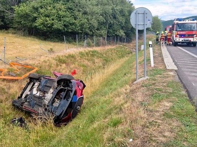 Na rýchlostnej ceste R1 pri Tekovských Nemciach v smere od Banskej Bystrice na Nitru došlo dnes popoludní k ťažkej k dopravnej nehode. Zasahoval aj vrtuľník.