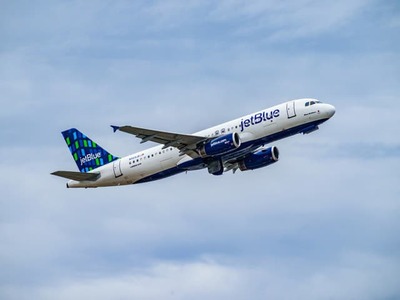 Zamestnanci spoločnosti JetBlue našli muža, ktorý spal na palube Airbusu A320 na letisku Fort Lauderdale - Hollywood (FLL). K incidentu došlo 2.augusta v skorých ranných hodinách počas pravidelnej údržby lietadla, po tom, čo neoprávnene vstúpil na plochu letiska.