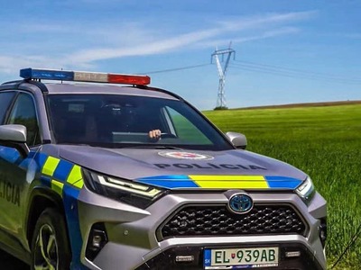 Príslušníci poriečneho oddelenia poriadkovej polície Prezídia Policajného zboru pátrajú od soboty (4. 7.) po nezvestnej osobe na Seneckých jazerách. Informovala o tom v nedeľu Zuzana Hrabovská z Prezídia Policajného zboru.