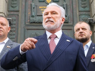 MOSKVA – Z Ruska zaznela ďalšia otvorená výzva na použitie jadrových zbraní vo vojne proti Ukrajine. Vysokopostavený člen Štátnej dumy Alexej Žuravľov tvrdí, že Moskva by v prípade potreby nemala váhať s nasadením taktických jadrových zbraní. Cieľom úderu by podľa neho malo byť prinútiť Ukrajinu ku kapitulácii. Jeho slová prichádzajú v čase obnovených obáv z ďalšej eskalácie vojny.