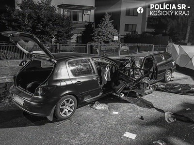 K tragickej dopravnej nehode dvoch osobných motorových vozidiel, pri ktorej dve osoby prišli o život, došlo v nedeľu krátko po polnoci v obci Biel v Trebišovskom okrese. Informovala o tom košická krajská polícia na sociálnej sieti.
