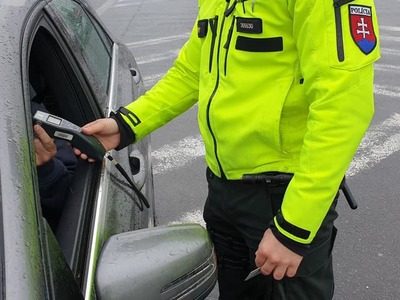 Vodič osobného vozidla šoféroval pod vplyvom drog. Vozidlo spozorovali policajti zo Šurian. Všimli si, že vodič obsluhoval mobilný telefón počas jazdy. Policajti ho po zastavení podrobili dychovej skúške na alkohol, ktorá mala negatívny výsledok, informovalo Krajské riaditeľstvo Policajného zboru v Nitre.