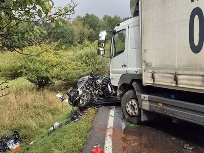 Úsek cesty II/519 pri Jasenove v okrese Turčianske Teplice v smere na Prievidzu zostal vo štvrtok ráno pre tragickú dopravnú nehodu neprejazdný. Informovala o tom žilinská krajská polícia na sociálnej sieti.