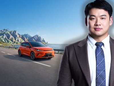 BYD prechádza v Česku a na Slovensku obdobím viacerých zmien v tíme, čo v uplynulých týždňoch vyvolalo otázky o smerovaní značky. Shawn Wang, výkonný riaditeľ BYD pre Česko a Slovensko, v rozhovore hovorí otvorene o tom, čo tieto zmeny znamenajú – a prezrádza aj to, akými novými modelmi, technológiami a plánmi chce značka v najbližších mesiacoch prekvapiť zákazníkov.