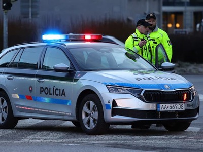 V meste Kremnica polícia zasahovala pri preverení oznámenia o mužovi, ktorý sa ocitol v náročnej životnej situácii. Zraneného muža našli v dodávke pod bytovým domom, pri páde z výšky prerazil strechu vozidla. Na sociálnej sieti o tom informovalo Krajské riaditeľstvo Policajného zboru v Banskej Bystrici.