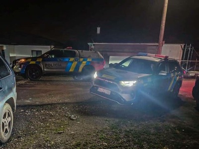 V Trebišove došlo v piatok večer k brutálnemu útoku, pri ktorom utrpel vážne zranenia 15-ročný mladík. Podľa polície ho mali po predchádzajúcom rodinnom konflikte napadnúť dve osoby mačetou. Obe polícia neskôr zadržala. Prípad vyšetruje ako pokus o vraždu. Informovala o tom košická krajská policajná hovorkyňa Lenka Ivanová.